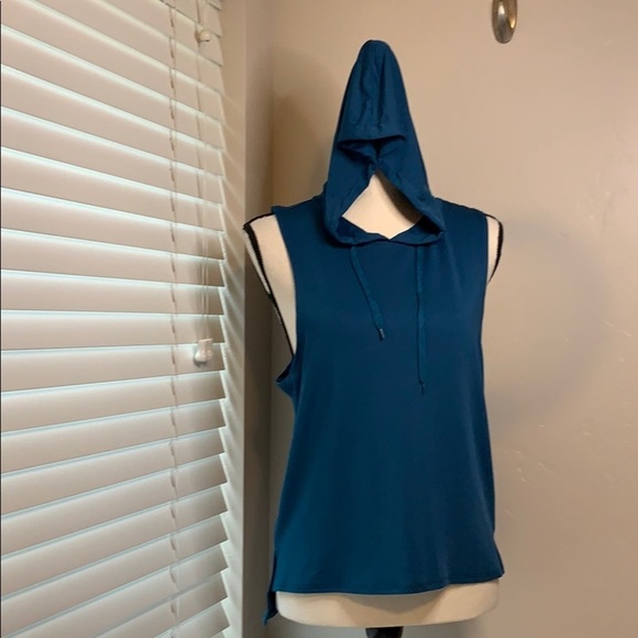 Regna Lightweight Sleeveless Hoodie Split HiLow - Picture 5 of 5